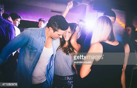 Joli Couple Flirter Sur La Piste De Danse Dans Un Club De Nuit Photo