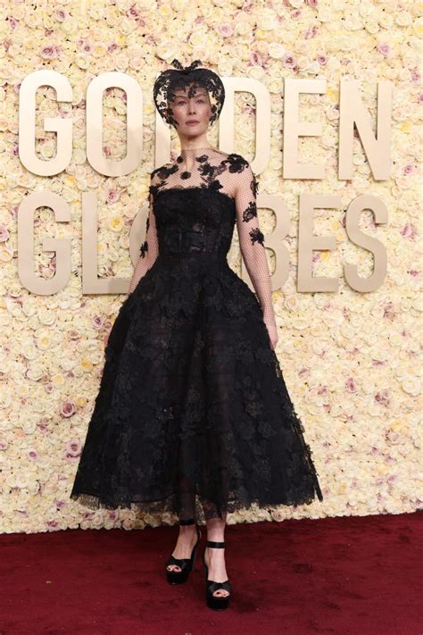 Golden Globes 2024 Rosamund Pike Goes Full Saltburn In Dior And Philip