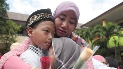Walaupun bukan termasuk hari libur nasional, tapi hari ini bisa dirayakan dengan cara membebastugaskan ibu kita yang selama ini sudah bekerja dengan keras dalam mengurus. 50 Ucapan Hari Ibu dan Gambar yang Bisa Diunggah untuk ...