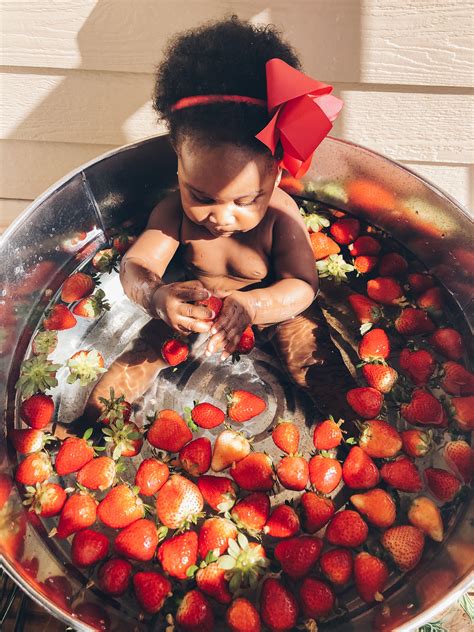 Baby Girl Is 6 Months Strawberry Bath Photos Kenniqua Mona
