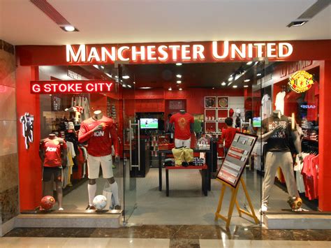 Manchester united fan, london, united kingdom. manchester united store ในปี 2019 | แมนเชสเตอร์ยูไนเต็ด