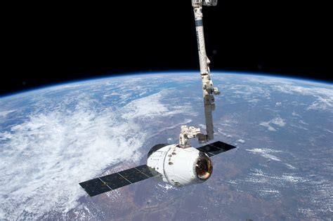 You can also upload and share your favorite spacex wallpapers. File:ISS-31 SpaceX Dragon spacecraft is grappled by Canadarm2.jpg - Wikimedia Commons