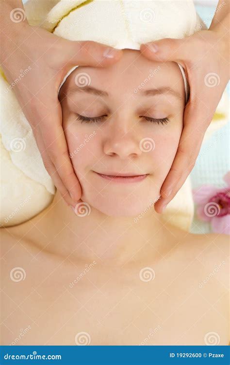 Les Mains De Lhomme Font Le Massage De Visage Du Femme Photo Stock