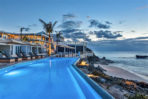Taxis are at the airport, hotels, city and town, and available by telephone from taxi companies. The Perfect Weekend, Bermuda-Style - Garden & Gun