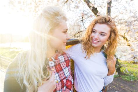 Filles Lesbiennes Dans Des Relations D Amour Sur La Plage Romantique