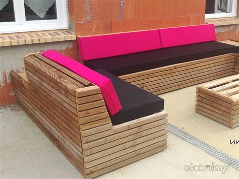 Fixez deux tuyaux de chaque côté afin de former des accoudoirs puis ajoutez un gros matelas pour qu'il soit le plus confortable possible. 2 Housses de canapé palette usage extérieur Par une housse pour ma pomme