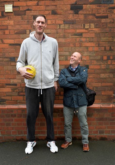Britains Tallest Man Drops In On Shropshire Schoolchildren With