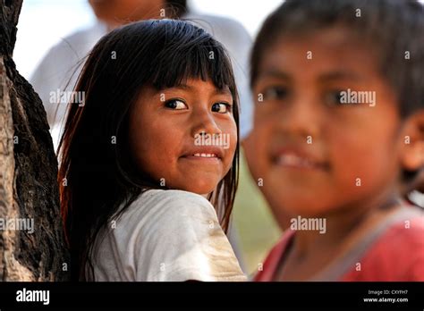Los Niños Retratos Aldea De Los Indígenas Pueblo Wichi Comunidad