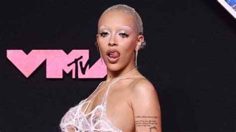 Doja Cat Has Hilarious Reaction To Mic Malfunction In L A Urban News Now