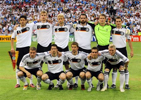 Manuel neuer, matthias ginter, nico schulz, joshua kimmich, ilkay gündogan, toni kroos und serge gnabry stehen in der startelf. EM Trikots 2008: Deutschland verpasst Titel gegen Spanien