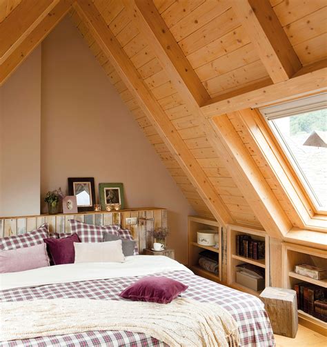 ¿cómo decorar los techos de madera en las cocinas? Dormitorio rústico en buhardilla con cabecero y techo de madera y librerías bajas a medida ...