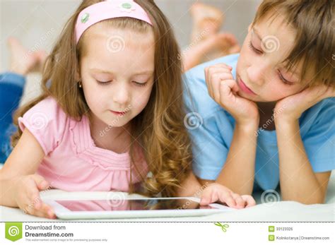 Enfants Avec La Tablette Photo Stock Image Du Heureux 33123326