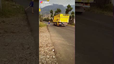 Kronologinya semula dump truk berjalan dari utara (surabaya) menuju selatan (sidoarjo). Kumpulan vidio truk oleng - YouTube