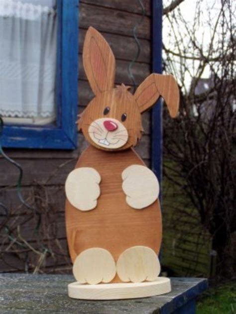 Dieser kleine Hase sieht mit seinem leicht schräg ...