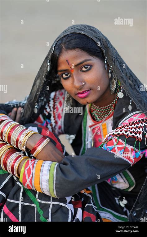 Indische Mädchen In Traditioneller Tracht Stockfotografie Alamy