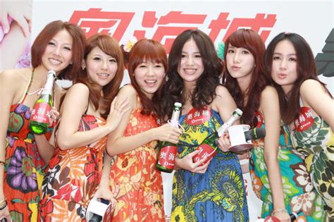 工作請聯繫以下資訊 私訊不回覆。 工作請洽 小藍 信箱：samcloud18@gmail.com. 黑girl香港签书场面热闹 筱婕庆生好姊妹献吻_影音娱乐_新浪网