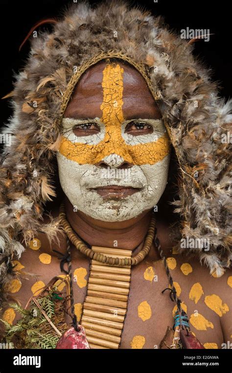 Traditional Dress Papua New Guinea Hi Res Stock Photography And Images