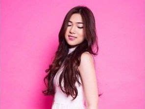 Her birthday, what she did before fame, her family life, fun trivia facts, popularity rankings, and more. Isyana Sarasvati : Minimalis Itu Nyaman - Jabar Ekspres Online