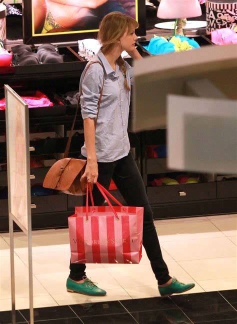 Model Upg Singer Taylor Shift Shopping At Victorias Secret In Beverly