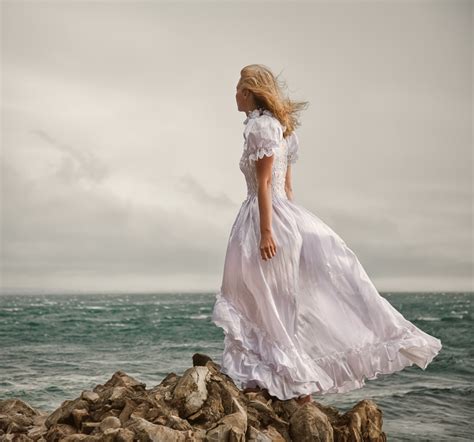 Девушка в белом платье у моря фото