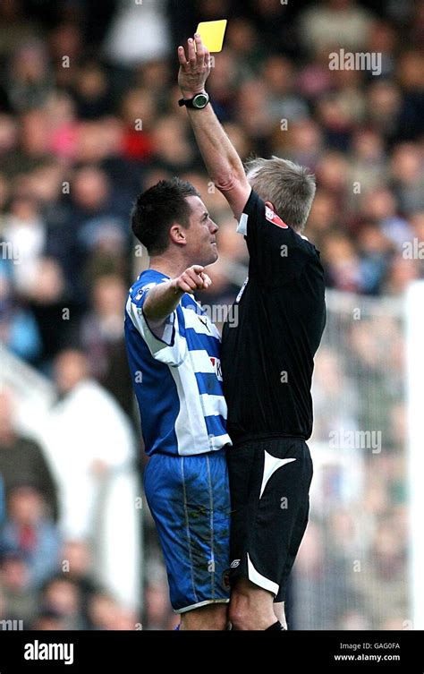 Readings Nicky Argues His Point To Referee Peter Walton Hi Res Stock