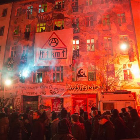 Das haus liebigstraße 34 soll ab 7 uhr geräumt. Räumung von linkem Hausprojekt - Rigaer Straße Berlin ...