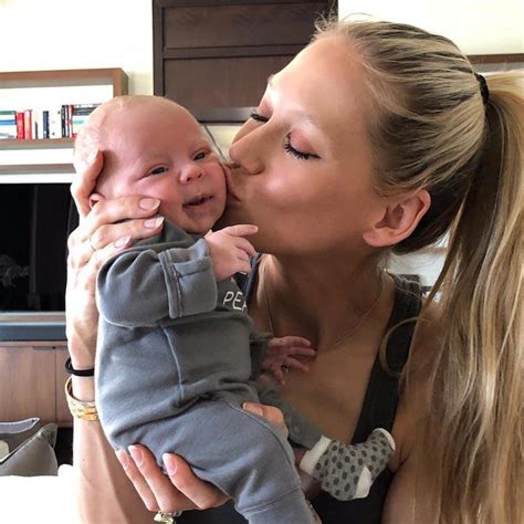 Enrique Iglesias E Anna Kournikova Apresentam Os G Meos Nicholas E Lucy