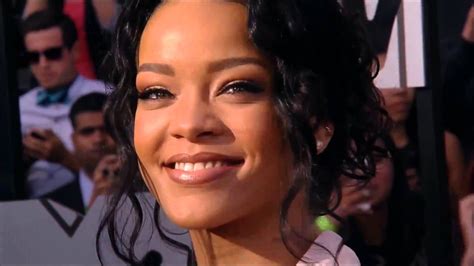 Rihanna Mtv Movie Awards 2014 Red Carpet Déesse