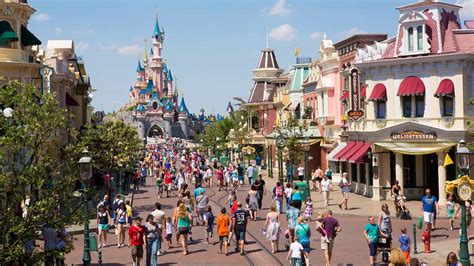 Disneyland parijs heeft te maken met een warm zeeklimaat, waarbij het weerbeeld vaak weinig afwijkt van dat in nederland. Disneyland Parijs gaat fors investeren! - Entertainment Today