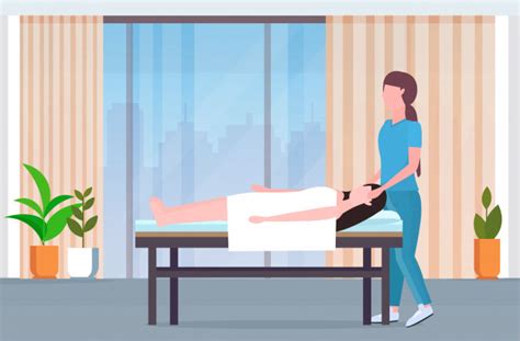 mujer acostada en la cama de masajista masajista haciendo tratamiento curativo masajear paciente