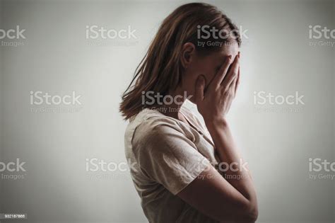 Retrato De Mujer Deprimida Que Cubre La Cara Con Las Manos Vista