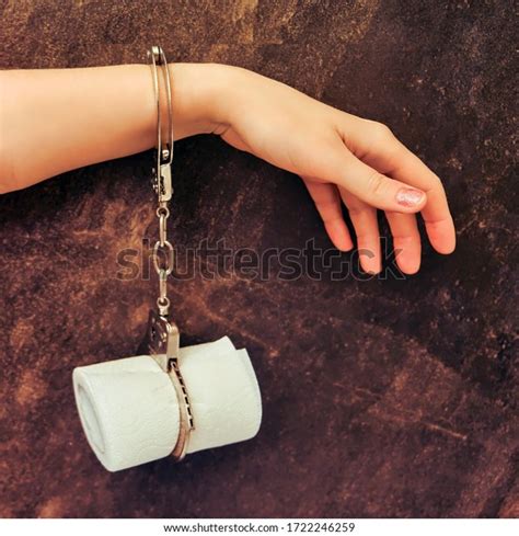 Womans Hand Handcuffed Toilet Paper Background Foto Stock Shutterstock