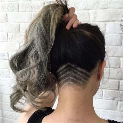 An undercut hairstyle women currently consider as one of the trendiest in 2021, is an extreme type of haircut with one or both temple areas cut very short or even shaven. UNDERCUT FEMININO 2020 → Tendências, FOTOS e Dicas