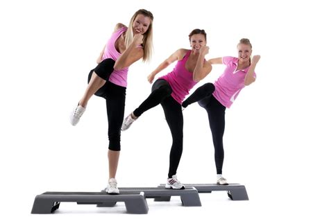 Die übungen zu einer choreographie zusammen und führt die vor. „Step-Aerobic für Anfänger und Wiedereinsteiger" - DJK ...
