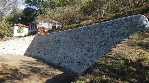 Köyde Ev Mekanı çevresinde Istinat Duvarı Yapıldı Eğimli Araziye