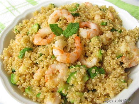 Il cous cous gamberi e zucchine è un primo piatto leggero e gustoso molto facile da fare. Sfizi e pasticci: Quinoa con zucchine e gamberi