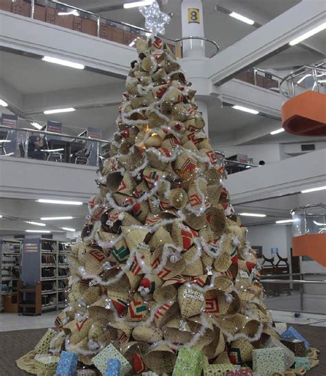 Natal dan tahun baru telah tiba. Pohon Natal Kukusan, Semarakkan Hari Raya Natal di UK Petra - Super Radio