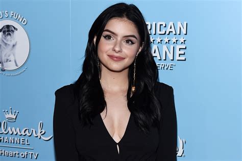 Ariel Winter Shows Off Fit Physique In Workout Videos