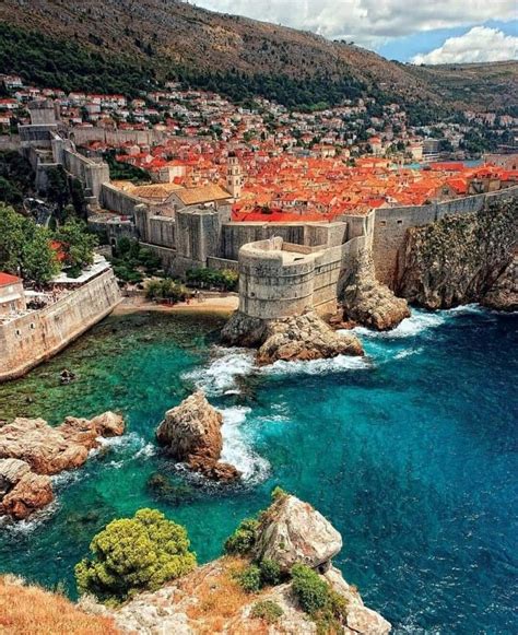 Chorwacja to przede wszystkim długie wybrzeże (prawie 2 tysiące kilometrów plaż!) oraz tysiące wysp i wysepek główne kierunki wycieczek do chorwacji. Dubrownik, Chorwacja. | Usa travel destinations, Travel ...