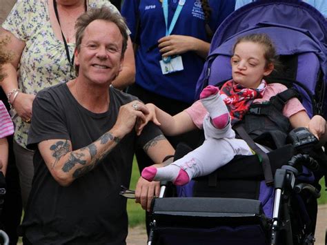 Kiefer Sutherland Plays Surprise Show For Kids At Hospice Express And Star