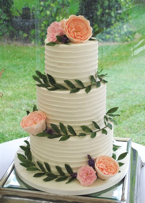 Misa Decorations Decorating A Wedding Cake Wth Buttercream A Collared