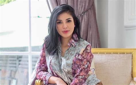 She graduated from sma labschool jakarta. Beda Kasus, Nindy Ayunda Kembali Diperiksa Polisi Hingga ...