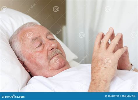Äldre Man Med Slutna ögon Som Ligger I Sjukhussängen Arkivfoto Bild av ligga mustasch