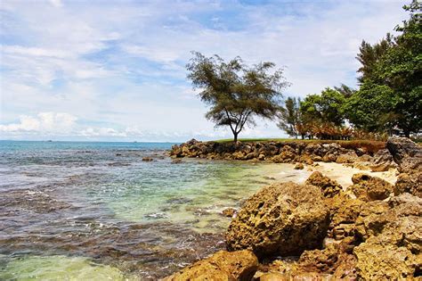 Pantai karang bolong yang terletak di desa karang bolong kecamatan anyer, serang ini merupakan salah satu objek wisata yang sangat populer. Telepon Pantai Karang Bolong - Karang bolong beach is the ...