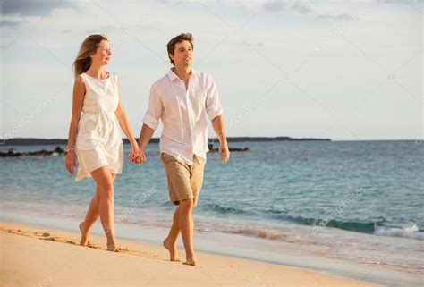 Romántica Pareja Feliz Caminando En La Playa Al Atardecer Aguantamiento Sonriente 2023