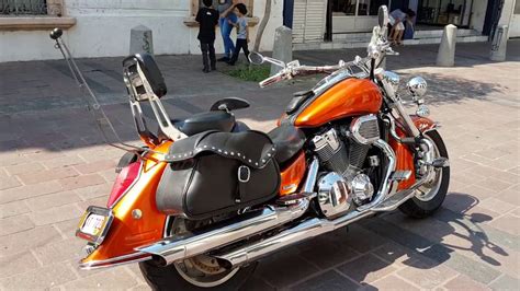 Went to say hi to rueben macrae in honda big bikes bali, and look what i found lol specs 1832 cc flat 6 cylinders max power. Honda vtx retro 1800 cc año 2003 - YouTube