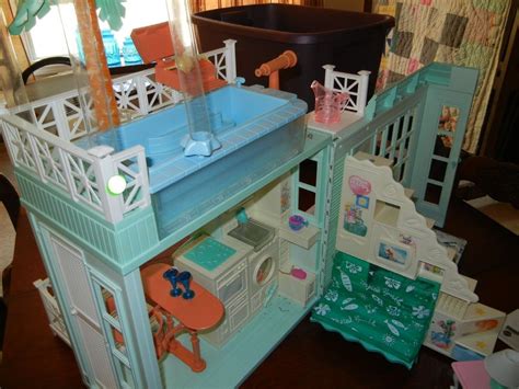 1998 Barbie Beach Bungalow House Furniture Pool Bathing Suit Bed Bath