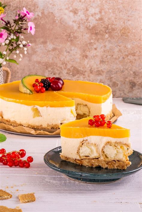 Stattdessen verwenden sie fertige gebäcke wie löffelbiskuits, die sie mit der creme bestreichen. Pfirsich-Maracuja Windbeuteltorte - Kuchen ohne Backen ...