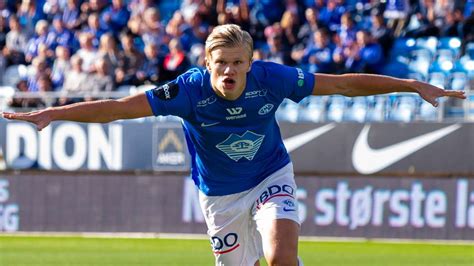 Borussia dortmund striker erling haaland is a terrifying presence to any opposition, standing at 6'4 (193 cm) tall. Erling Haaland Bio: Stats, Father, Goals, Contract ...