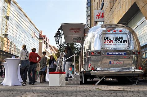 Wollen sie das nicht, fällt immer eine versandkostenpauschale von 4,99 euro an. H&M Roadshow .. Airstream4u Promotionfahrzeug tourt durch ...